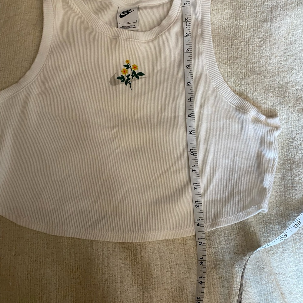 NWOT Rare White Floral Embroidered Women's Nike Crop Top - Picture 5 of 10